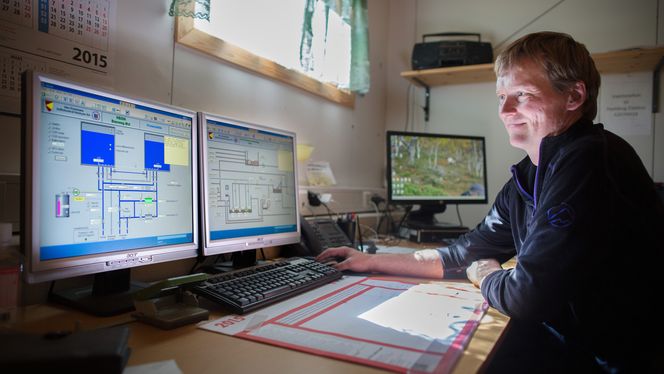 Nesbyen har 100 prosent dekning på vannmålere, som betyr at de vet nøyaktig hvor mye vann som forsvinner fra nettet. Mange andre norske kommuner må anslå et omtrentlig tall. Her følger driftsoperatør Fingard Tørrisplass med på at alt står bra til på renseanlegget.