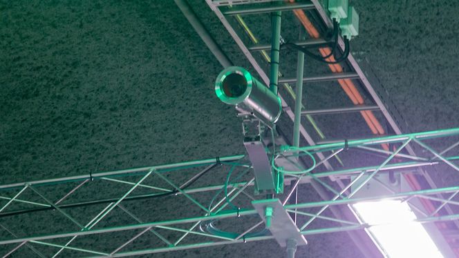 Hver meter av tunnelen er kameraovervåket. Systemet gir automatisk deteksjon av hendelser, og varsler trafikkoperatører på Veitrafikksentralen.