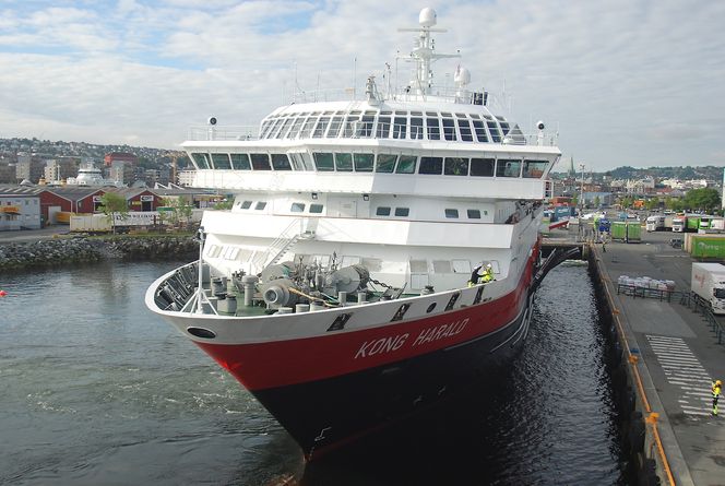 Kong Harald legger til kai i Trondheim. Byen har besøk av to hurtigruteskip samtidig.