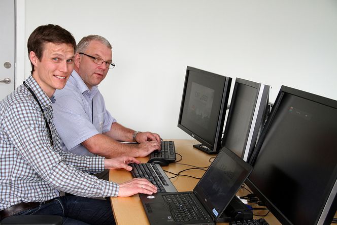 Hans Bjelland, Sintef Fiskeri og Havbruk, til venstre, og Arne Rinnan fra Kongsberg Seatex tror begge at om kort tid blir oppdrett i stor grad styrt fra kontrollrom, som i mer tradisjonell prosessindustri. Foto: Joachim Seehusen