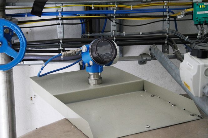 Et feste ble montert øverst på tanken, og radaren montert.