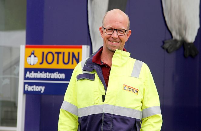 Helge B. Ellefsen hos Jotun vil vurdere radar, etter at han har erfart hvor godt de virker til volummåling i tank.