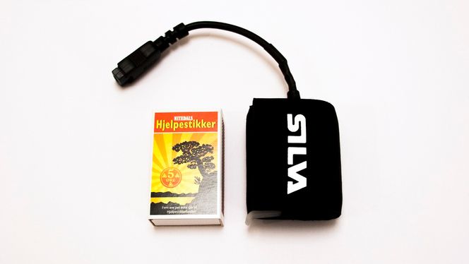 BATTERI: Silvas batteri er også testens minste. Nesten ikke større enn en fyrstikkeske selvmed beskyttelse.