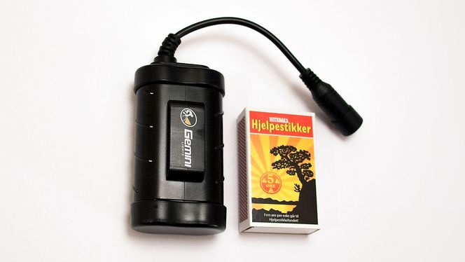 BATTERIET: Xeras 2-cellers batteripakke målt opp mot en fyrstikkeske.
