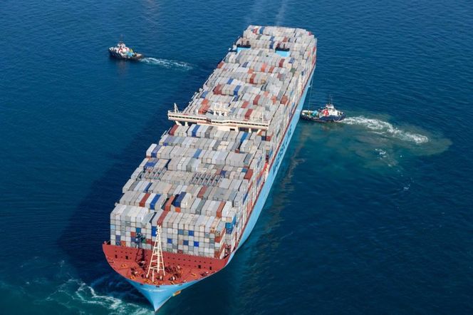 Det 400 meter lange skipet Maersk Mc-Kinney Moller får assistanse av to taubåter på vei ut fra den spanske havnen Algeciras 26. janauar 2015.