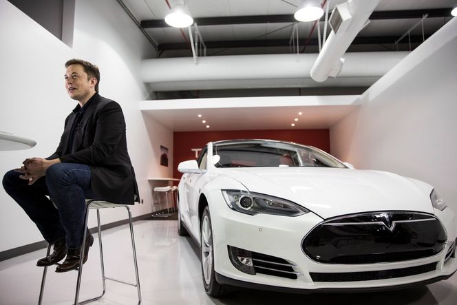 Tesla-sjef Elon Musk på fabrikken i Fremont, California.
