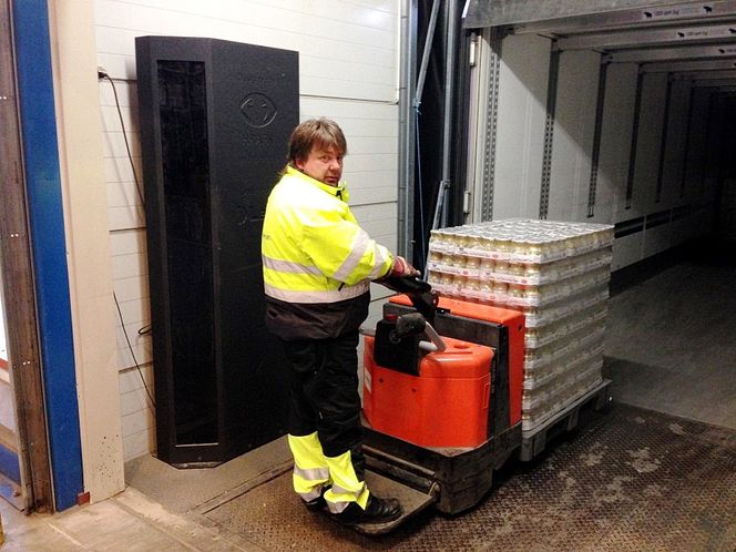 Når Coops distribusjonslager på forsynes med nye produkter, kjøres hele pallen med varer gjennom en portal som leser av RFID-brikkene. Pallens ID registreres og knyttes opp mot bestillingene Coop har gjort i forkant.