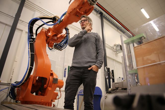 FAST INVENTAR: Postdoktor Knut Berg Kaldestad (t.v) har vært en ivrig bruker av mekatronikk-laben på Universitetet i Grimstad. Laben vil bli brukt som en del av den neste store satsingen på universitetet, Sørlandslab. Målet er å ligge helt i front på teknologi innenfor olje og gass.