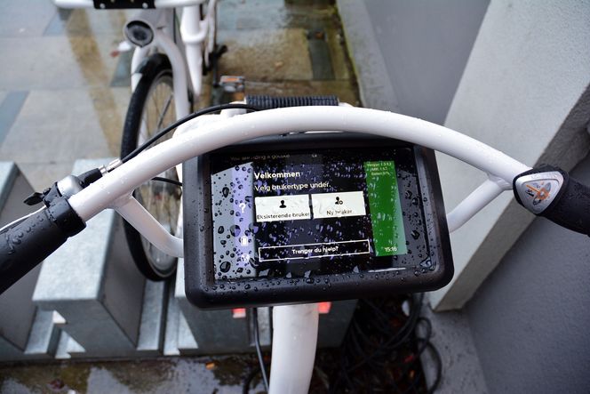 Sykkelen er utstyrt med skjerm, hvor brukere blant annet kan logge seg på, låse opp og igjen sykkelen, velge hvor mye hjelp de vil ha fra sykkelen og mye mer. Etter hvert skal den også kunne brukes til turistinformasjon og reklame.