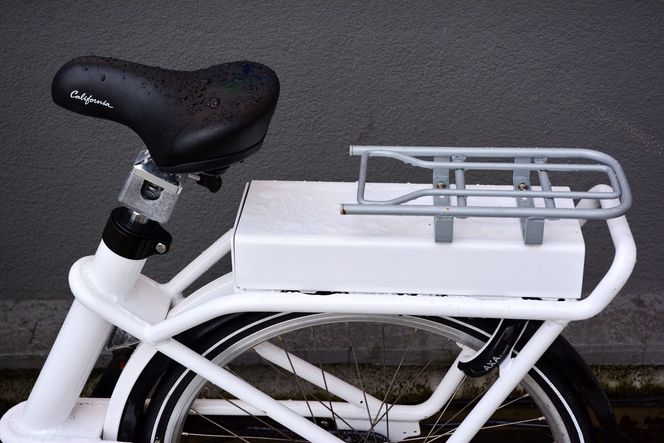 Selve batteriet sitter bakpå sykkelen.