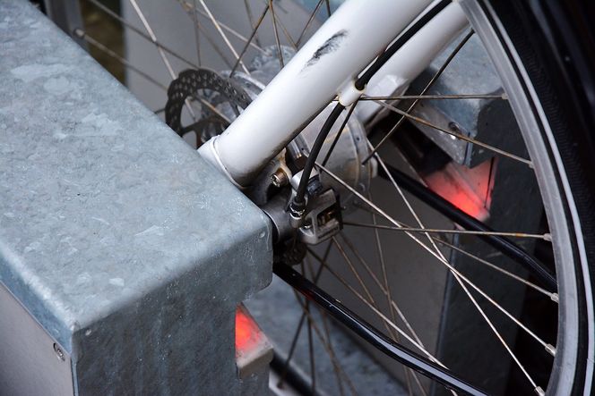 Den elektriske motoren er festet i framhjulet. Her står sykkelen i dockingstasjonen til lading.