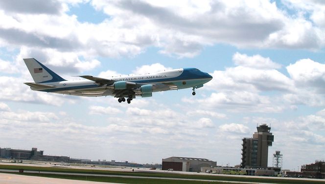 Her er det ene flyet som i dag vanligvis fyller rollen som Air Force One - et Boeing 747-200B/VC-25A, ved Minneapolis-Saint Paul lufthavn.