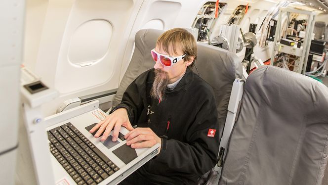 Flygere og forskere om bord i DLR-testflyet Atra må beskytte øynene under laserflygningene.