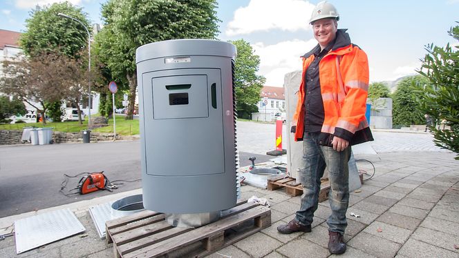 Disse nedkastene skal erstatte de mange søppelkassene i Bergen sentrum. Ørjan Mjøs, utbyggingsansvarlig i BIR Nett, kaller det en stor sentralstøvsuger.