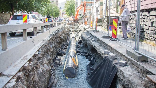 Kilometervis med rør legges ned i Bergens gater. Det kan være utfordrende i en gammel bykjerne.