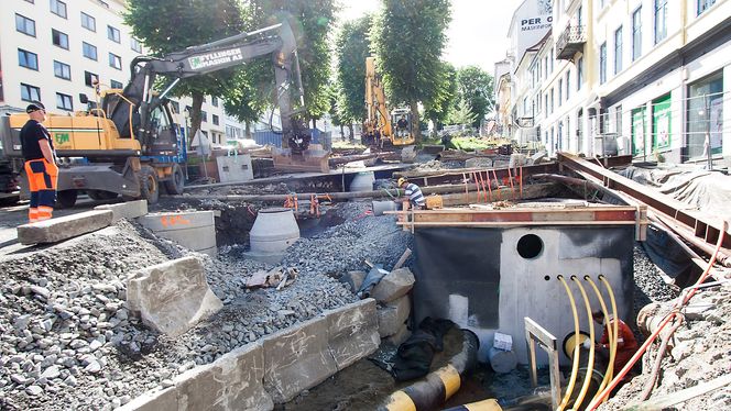 Betongkummer som huser avfallstangene graves ned under bakken. Denne er plasstøpt, og betjener 165 husstander.