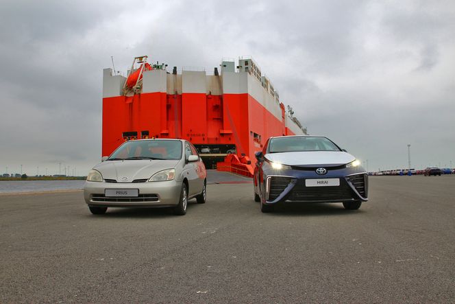 De første eksemplarene av Toyota Mirai ble levert i Europa ganske nøyaktig 15 år etter at den første produksjonsversjonen av Toyota Prius ble kjørt land.