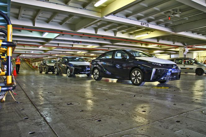 Tre Toyota Mirai rullet i land i Zeebrugge mandag denne uka.