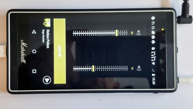 Marshalltelefonen har to 3,5 mm lydutganger. Hver med egen volumkontroll.