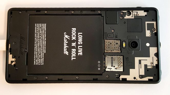 Long Live Rock&#039;n Roll står det på batteriet. Ingen tvil om hva denne telefonen er myntet på.