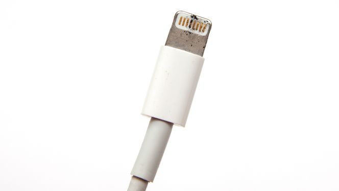 Er kontaktene på pluggen skitne, kan du oppleve at du får problemer med å lade telefonen din.