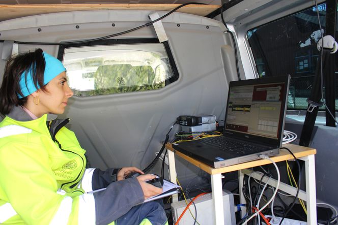 Azita Dehghannejad fra Uppsala Universitet følger med på målingene i sanntid under de seismiske undersøkelsene.