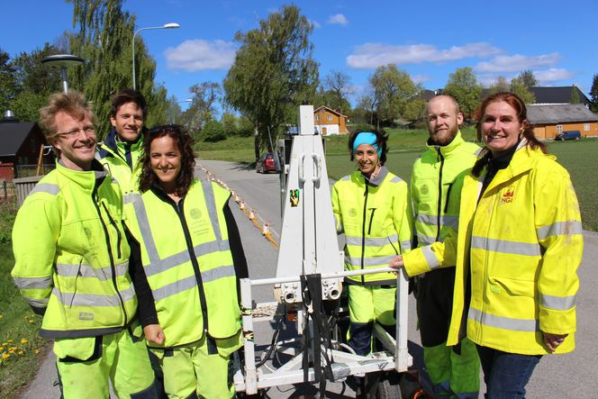 Hele gruppen fra Uppsala Universitet og NGI samlet i forbindelse med de seismiske undersøkelsene for ny E18-tunnel i Bærum. Fra venstre: Emil Lundberg fra UU, Asgeir Lysdahl fra NGI, Silvia Sals Romero fra UU, Azita Dehghannejad fra UU, Felix Söderberg fra UU og Sara Bazin fra NGI.