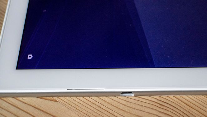 Vanntett: I Xperia Z4 Tablet er USB-kontakten blitt vanntett. Tidligere måtte man åpne et lokk for å lade. Den nesten umerkelige spalten til venstre for kontakten er den ene høyttaleren.