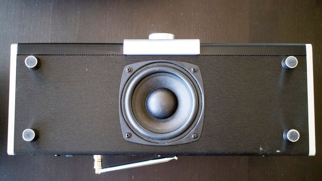 Sværing: Modell Large har en svær firetommers basshøyttaler montert på undersiden. Den sikrer en fylde i lyden som vi ikke kan huske å ha hørt i en radio i denne klassen. Det eneste ankepunktet er at den sitter litt ubeskyttet. Et gitter hadde vært bra.