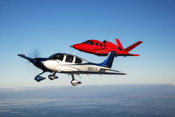 Den første Vision SF50-prototypen i rødt sammen med et SR22T.