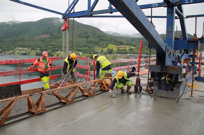Tresfjordbrua er 1290 meter lang, og forkorter reiseveien mellom Ørskog og Åndalsnes med 13 kilometer.