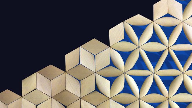 På dager med sol og tørt vær er fasaden flat, men om det regner bøyes materialet og gir fasaden et nytt mønster.