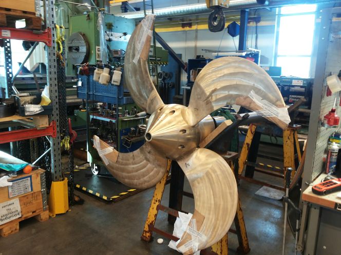 Opals propell er blitt større etter at skuta fikk elmotor. Dermed kan elmotorens fordeler utnyttes på en bedre måte.