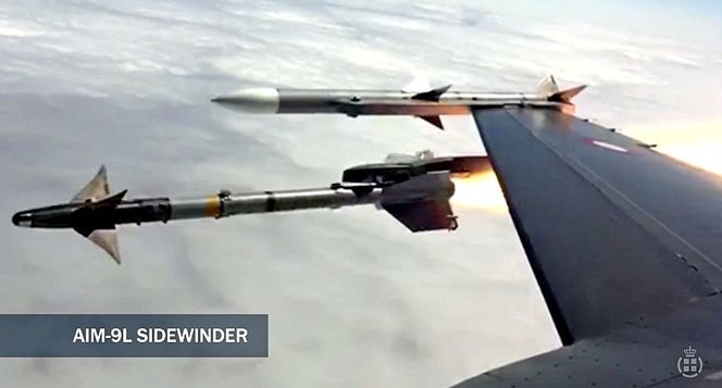 AIM-9L Sidewinder skytes fra dansk F-16. AIM-120 Amraam ytterst på vingen.