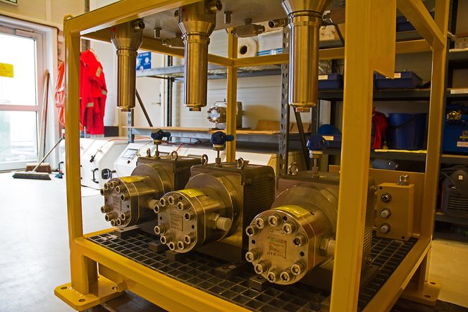 Dataene samles inn av smarte sensorer plassert i optimale miljø for innsamling. En liten mengde olje tas ut fra systemet og passerer sensorene, før den pumpes tilbake. Sensorene ser etter endringer i egenskapen til oljen.