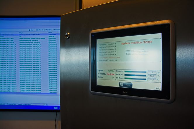 Softwaren analyserer og sorterer ut relevant informasjon for brukeren, i stedet for at brukeren må forholde seg til rådata fra sensorenes målinger. Dermed slipper du rekken med informasjon på skjermen til venstre, og får en enkel sammenstilling som på skjermen til høyre. Dersom noe er galt i systemet kommer et varsel opp her.