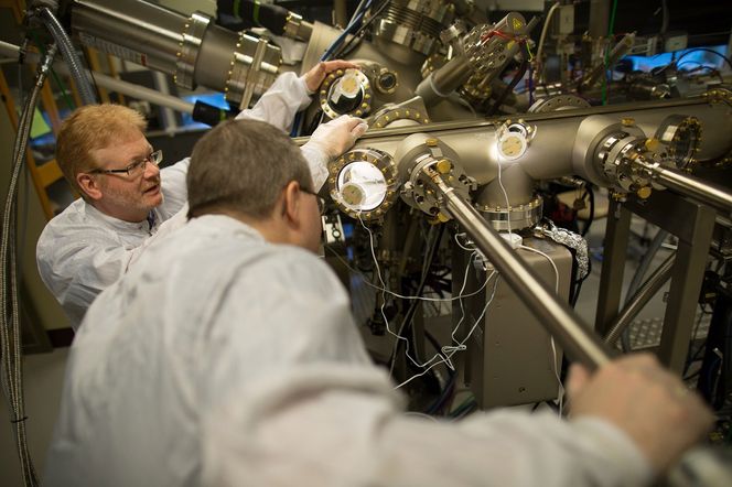 Professor Bjørn-Ove Fimland (med ansiktet mot kameraet) er medgründer av CrayoNano. Her sammen med Tron Arne Nilsen, avdelingsingeniør ved NTNU.