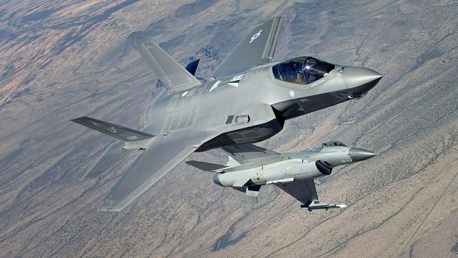 F-35 (foran) og F-16 over Luke Air Force Base i USA.