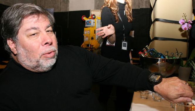 Wozniak er kjent for å elske duppeditter, og viser stolt frem klokken sin, en Nixie med neon-rør. I lommene har han to stykk iPhone, så han både kan prate og leke seg med apps samtidig. Bilde: Marius Jørgenrud