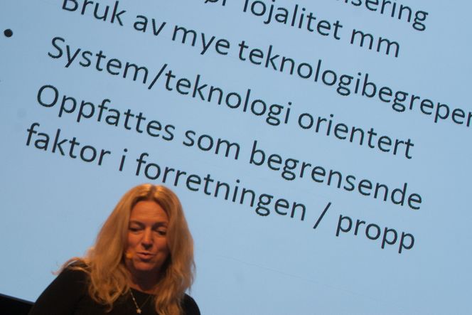 TEKNOSNAKK: Konserndirektør i Lyse Tele og styreleder i Altibox, Toril Nag holdt innlegget «hvordan selge sikkerhet til en leder». Et klart råd til tilbyderne av løsninger var å tone ned bruken av teknologibegreper. Bilde: unknown