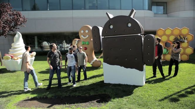 Fram til 2014 stod Android-skulpturene utenfor Building 44 i Googleplex, hvor Android-utviklingsteamet satt. Deretter ble de flyttet noen hundre meter. Bilde: Googles Android-kanal på YouTube