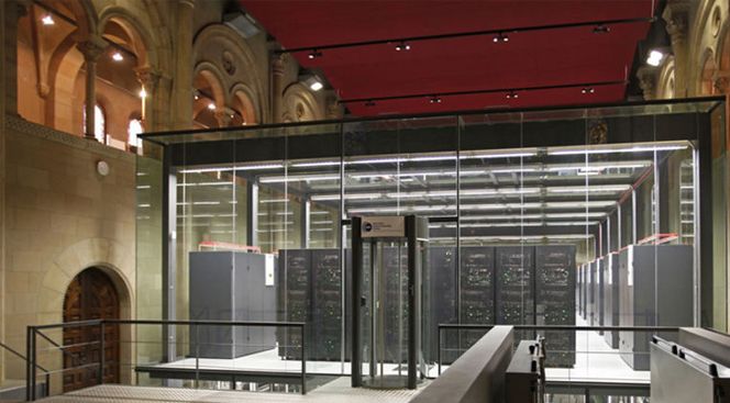 Superdatamaskinen Mare Nostrum i Barcelona er installert i kapellet Torre Girona. Datasenteret åpnet i 2005. Bilde: Barcelona Supercomputing Center