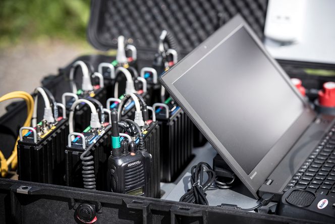 Pelicasen rommer de ulike radioenhetene, som får forbindelse med hverandre gjennom en laptop. Bilde: Simen Rudi/ Forsvaret