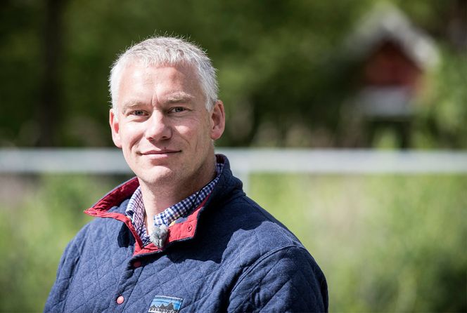 Overingeniør Vidar Madsen ved FLO IKT står bak den mobile operasjonssentralen som kobler ulike typer radiosamband. Bilde: Simen Rudi/ Forsvaret
