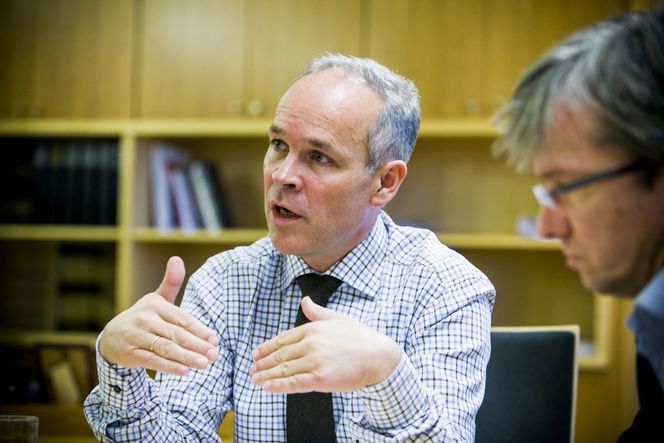 Jan Tore Sanner og Paul Chaffey varsler en gjennomgang av arbeidsprosesser i offentlig sektor. Hensikten er å ta kverken på tidstyvene. Bilde: Per Ervland