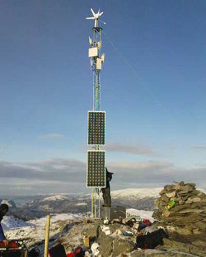 - Vår mast på Tveitafjellet er ganske spektakulær. Det er ikke strømkabler dit, så den drives av solcellepanel og vindmølle, sier Vidar Fineide i Direct Connect.