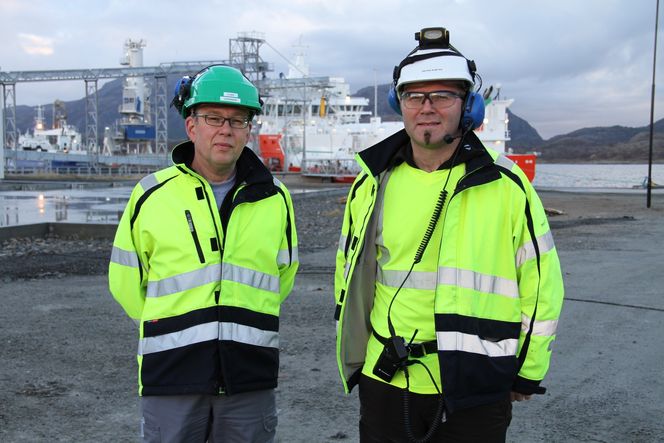 Fabrikkdirektør Claes Jonermark til venstre og vedlikeholssjef Jan Åge Kløften ved Marine Harvest sin fiskefôrfabrikk på Valsneset i Bjugn