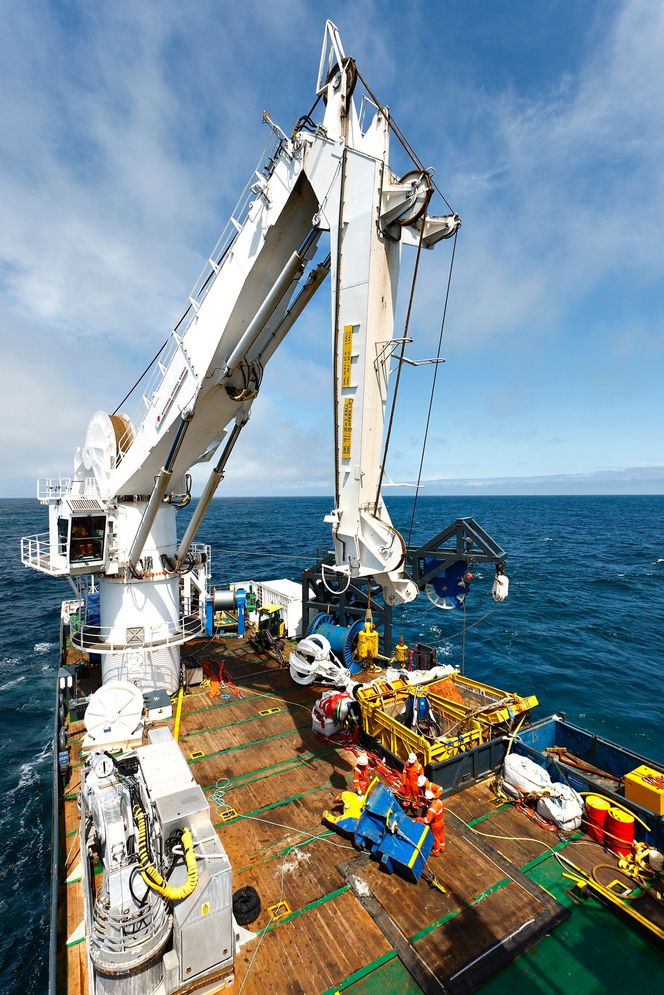 TUNGLØFT: Seabed Worker jobber her med å løfte en sølvskatt fra dampskipet SS Gairsoppa som ble torperdert av tysk ubåt i februar 1941. Skipet er utstyrt med en National Oilwell Varco 100-tonns kran med bølgekompensasjon, men på denne er det hydraulikk som er brukt, ikke elmotor.