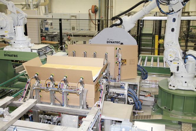 Robot 3 og de to eskereiserne. Eskene brettes ut ved hjelp av vakuum.