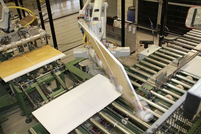 Robot 1 legger platene med lakkert flate mot hverandre. Ikke så enkelt som det ser ut, fordi platene må behandles meget skånsomt.